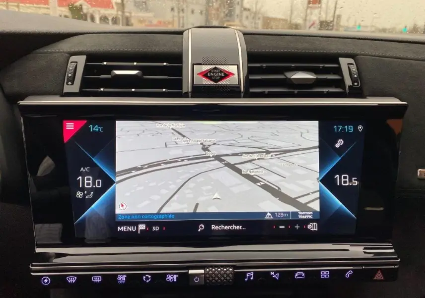 Vue intérieure du tableau de bord du DS7 Crossback E-Tense 300, écran tactile de navigation avec commandes tactiles rétroéclairées.