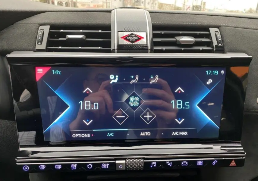 Écran tactile central du DS7 Crossback E-Tense 2021 montrant la climatisation automatique, intérieur noir moderne.