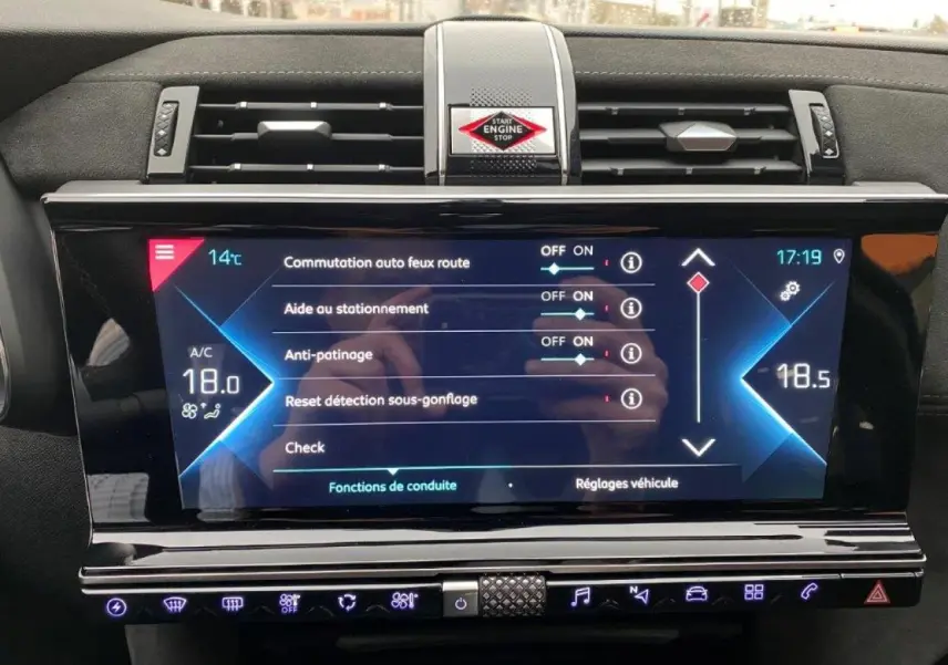 Vue rapprochée de l'écran tactile central du tableau de bord du DS7 Crossback E-Tense 2021 avec commandes de conduite affichées.