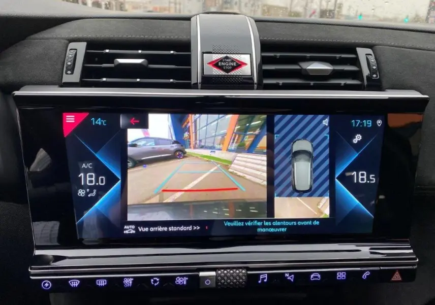Vue de l'écran multimédia du DS7 Crossback gris platinium montrant la caméra de recul et l'aide au stationnement.