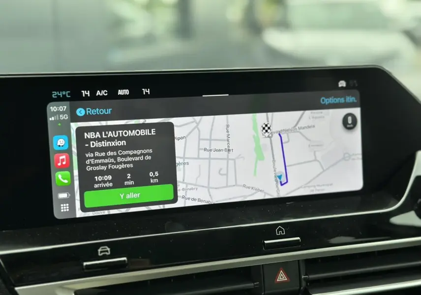 Écran tactile central de navigation GPS dans une Citroën C4 Manhattan Green, affichant un itinéraire urbain.