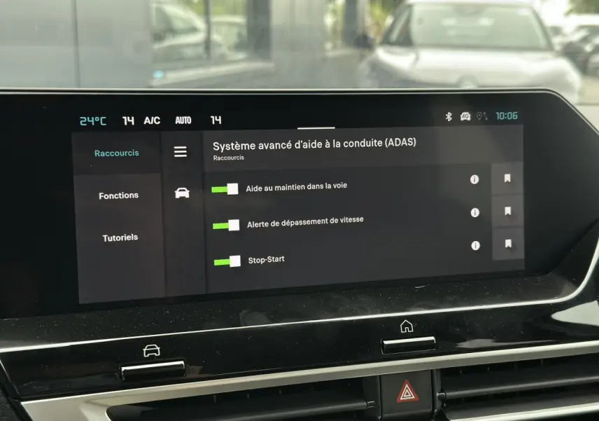 Écran tactile du système d'aide à la conduite dans l'habitacle d'une Citroën C4 Manhattan Green, vue de face