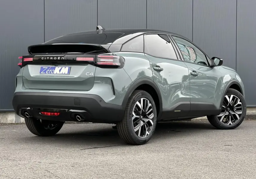 Vue 3/4 arrière droite d'une Citroën C4 Manhattan Green avec toit noir et feux arrière LED distinctifs.