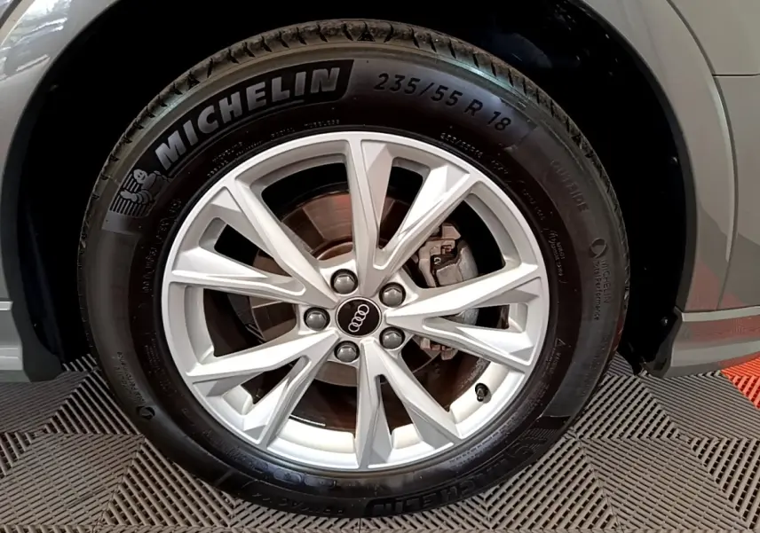 Gros plan sur la roue avant droite gris foncé de l'Audi Q3 35 TFSI avec jante alliage et pneu Michelin.
