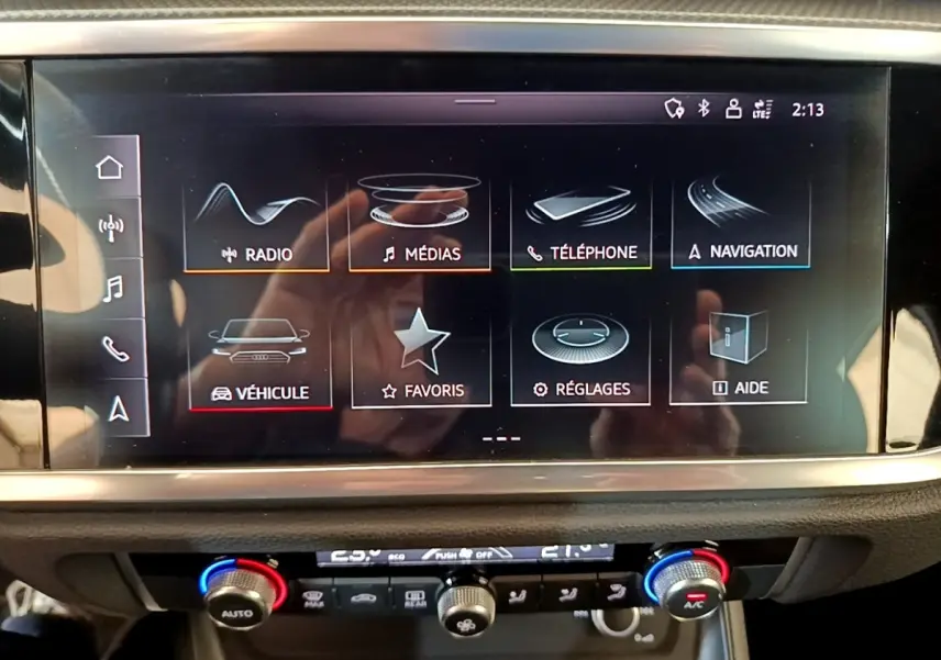 Écran tactile central de l'Audi Q3 35 TFSI S Line 2021 affichant le menu principal multimédia et navigation.