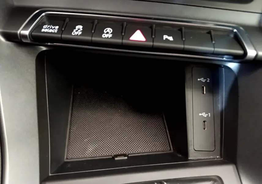 Détail du tableau de bord de l'Audi Q3 35 TFSI S line 2021 montrant les boutons de contrôle et ports USB.