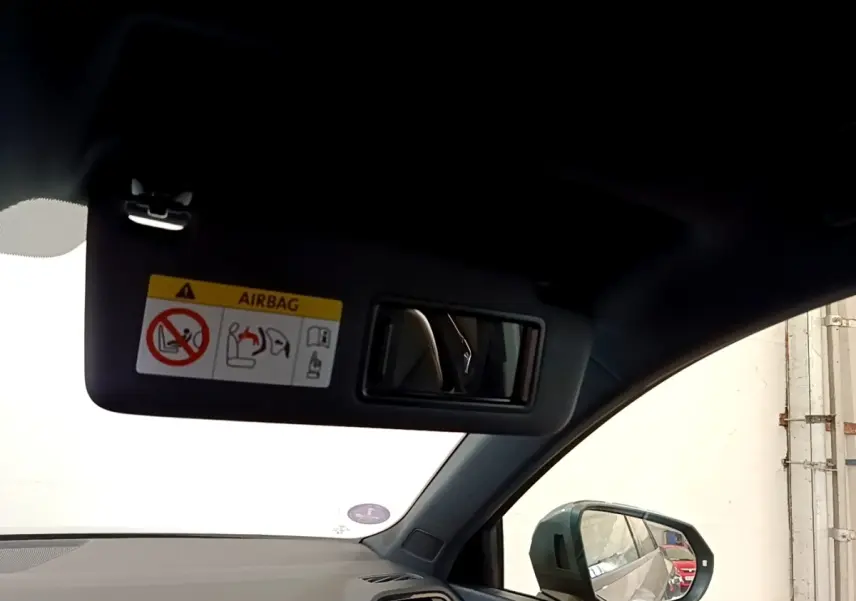 Intérieur Audi Q3 gris foncé 2021, vue côté gauche sur pare-soleil avec miroir et rétroviseur extérieur.