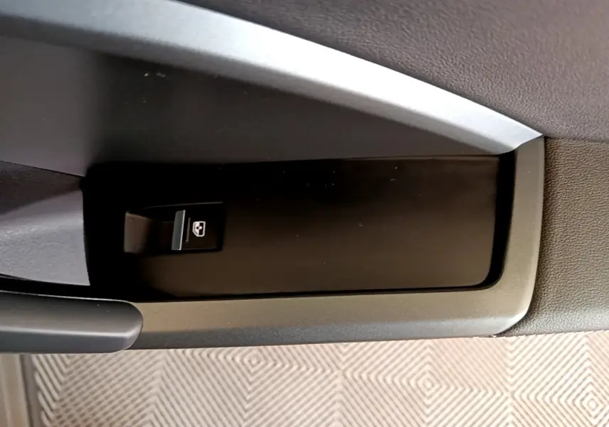 Gros plan sur l'interrupteur de lève-vitre côté conducteur de l'Audi Q3 gris foncé, version 35 TFSI 2021.