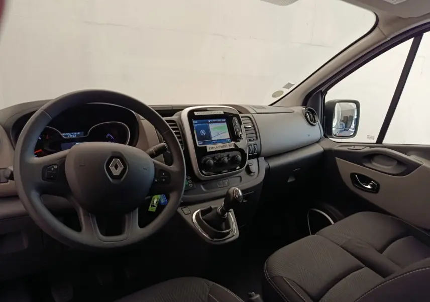 Vue intérieure côté conducteur du Renault Trafic Fourgon 2017, montrant le volant multifonctions et la console centrale avec écran tactile.