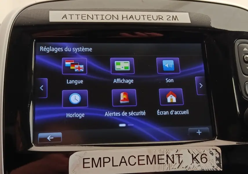 Écran tactile du système multimédia du Renault Trafic Fourgon blanc, vue frontale du tableau de bord.