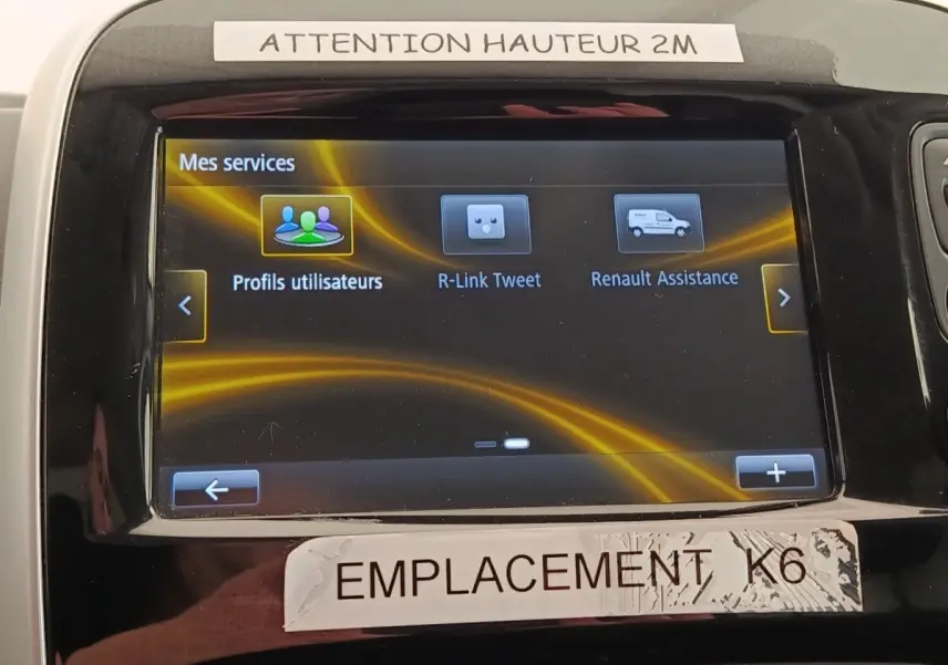Écran tactile central du Renault Trafic Fourgon blanc, affichant le menu "Mes services" avec profils utilisateurs.