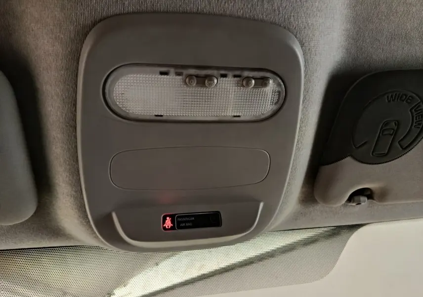 Vue intérieure du plafonnier gris du Renault Trafic Fourgon avec témoin airbag passager allumé en rouge.