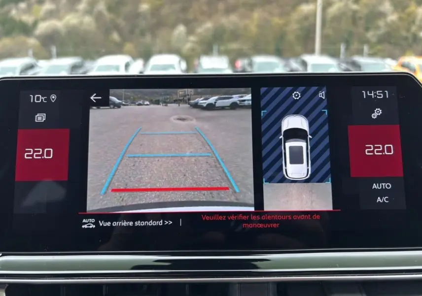 Écran intérieur du Citroën C5 Aircross Hybrid blanc montrant la caméra de recul avec guidage de trajectoire.