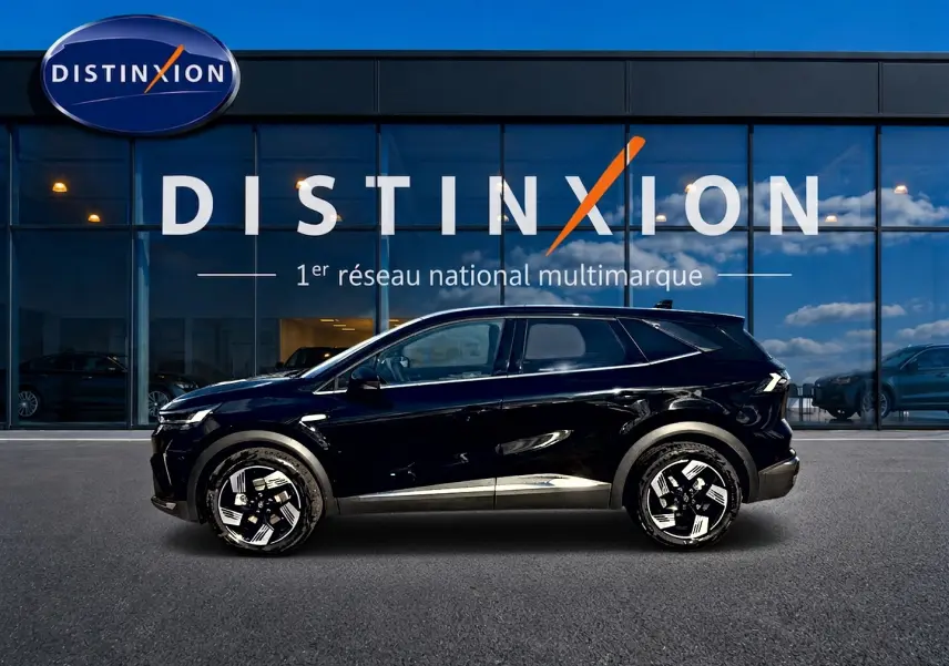 Renault Symbioz 1.8 e-tech full hybrid 2026 noir étoile, vue de profil côté gauche devant showroom Distinxion.