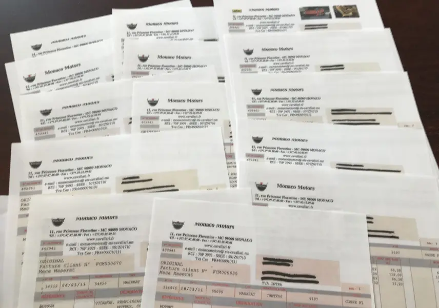 Vue de profil côté gauche d'une Maserati Coupé gris clair de 2003, soulignant sa silhouette élégante et sportive.