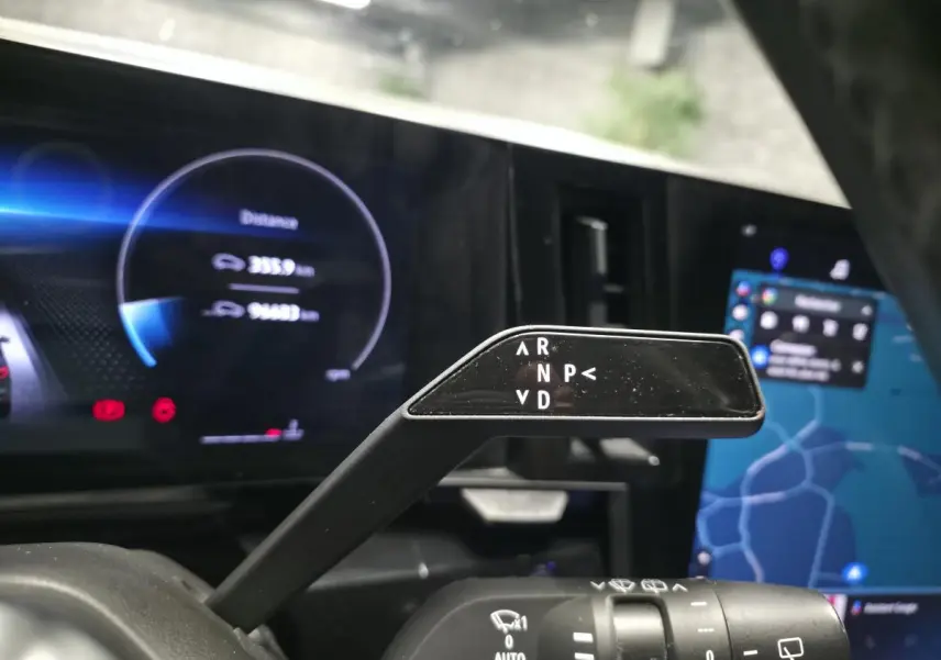 Le levier de boîte automatique noir avec affichage des vitesses sur le tableau de bord numérique du Renault Austral blanc.