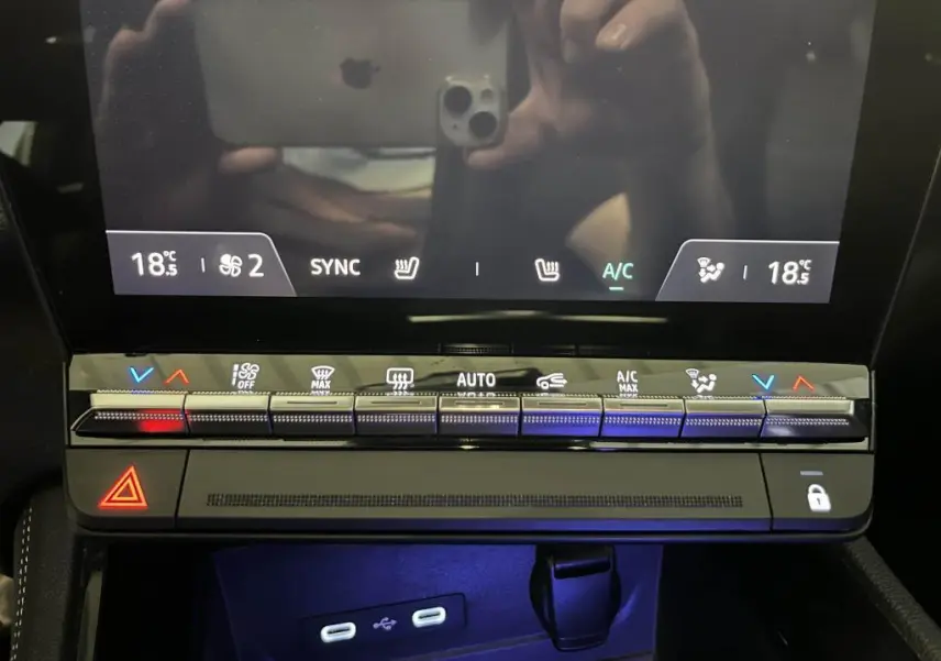 Panneau de commande de climatisation tactile avec réglages de température et prises USB type C dans un Renault Austral blanc 2023.