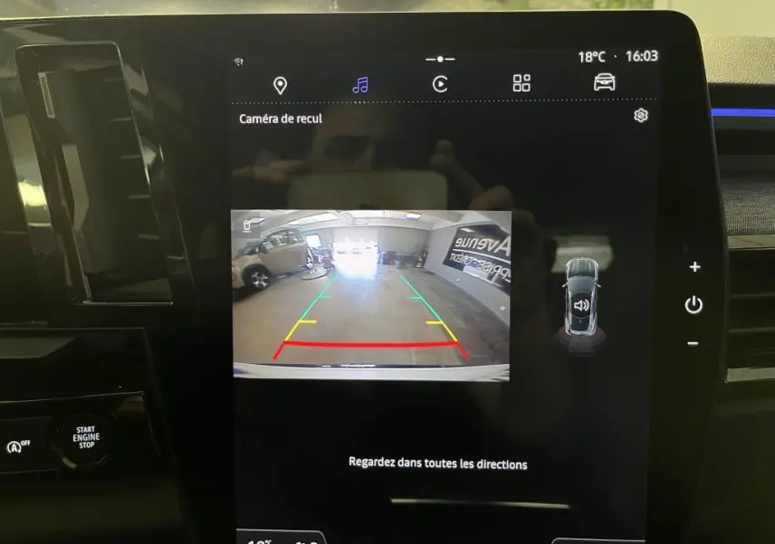 Écran central du Renault Austral 2023 montrant la caméra de recul avec guidage coloré et vue arrière intérieure.