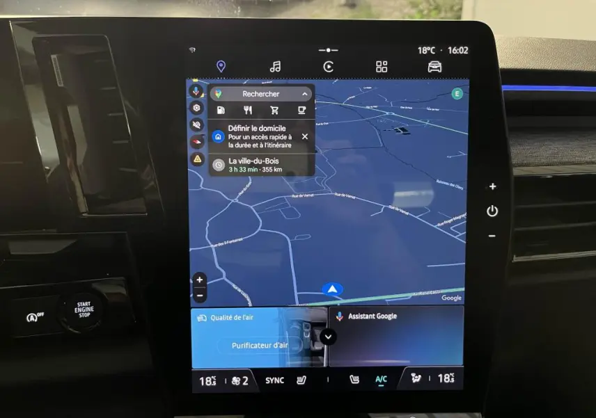 Écran tactile central du tableau de bord du Renault Austral 2023 affichant la navigation et commandes climatisation