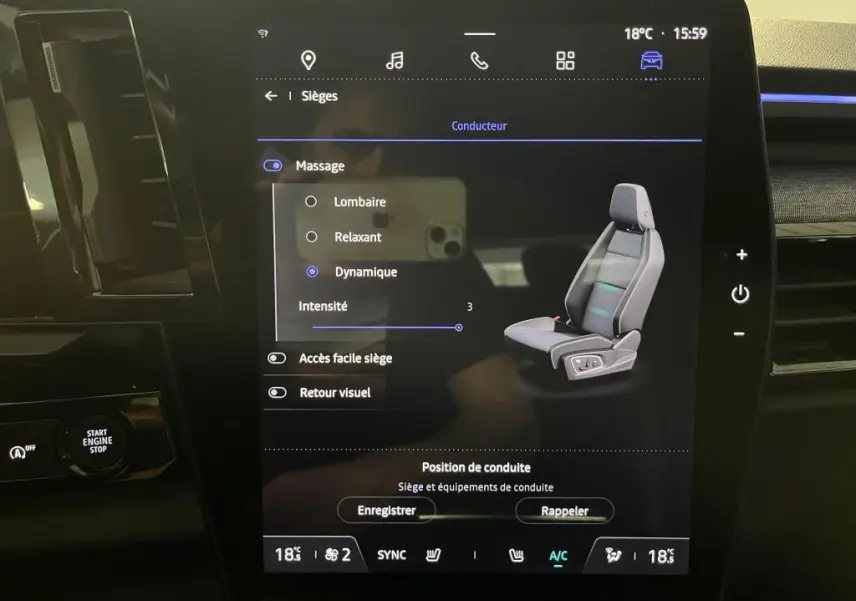 Écran tactile intérieur du Renault Austral 2023 affichant les réglages de massage du siège conducteur en mode dynamique.