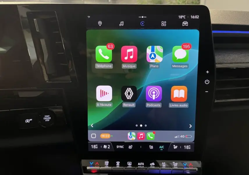 Écran tactile central du Renault Austral 2023 montrant l'interface Apple CarPlay avec commandes climatisation en dessous.