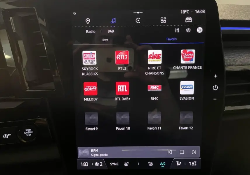 Écran tactile central du tableau de bord du Renault Austral 2023 affichant les stations radio numériques.