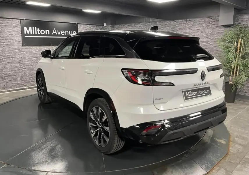 Vue 3/4 arrière droite du Renault Austral blanc Glacier avec toit noir étoilé et jantes alliage 19 pouces Komah diamantées noires.