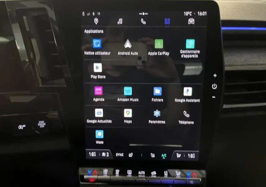 Écran tactile central du tableau de bord du Renault Austral 2023 affichant les applications Android Auto et Apple CarPlay