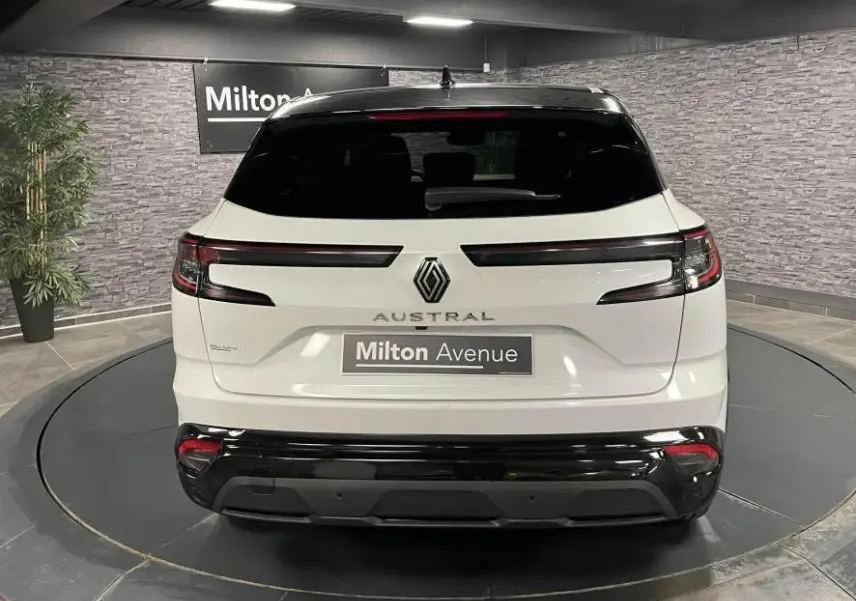 Vue arrière du Renault Austral blanc Glacier 2023 avec toit noir étoilé et feux LED étirés.