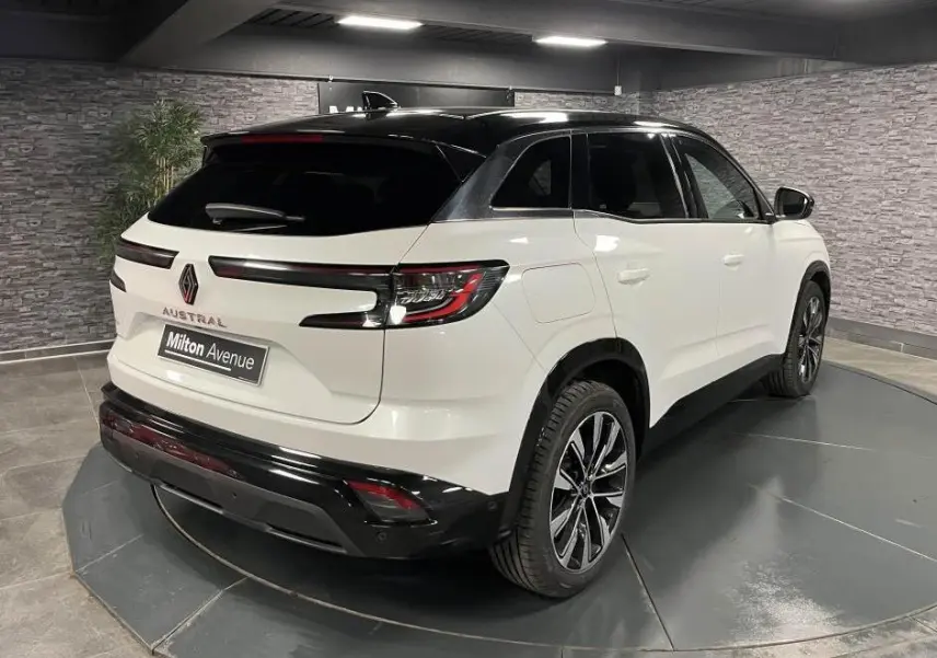 Vue 3/4 arrière droite d'un Renault Austral blanc avec toit noir étoilé et jantes alliage 19 pouces Komah.