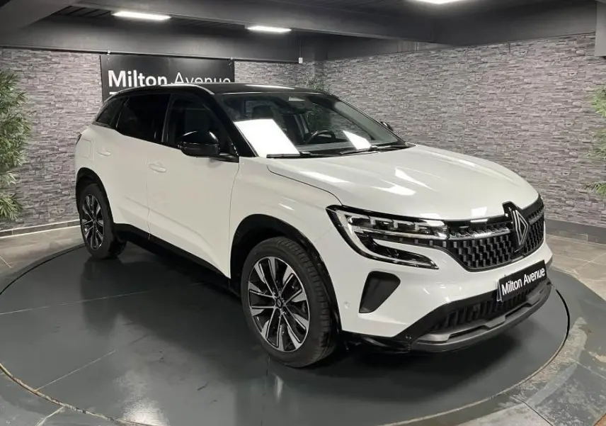 Renault Austral blanc glacier en 3/4 avant droit avec toit noir étoilé et jantes alliage 19 pouces Komah diamantées noires