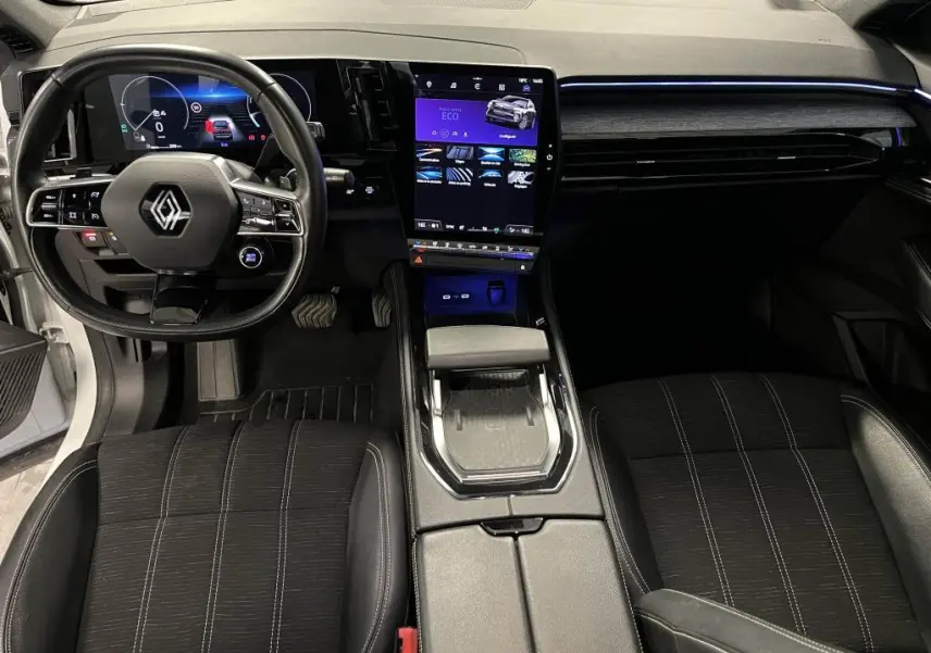 Vue intérieure avant du Renault Austral 1.3 Mild Hybride 2023, tableau de bord numérique et console centrale moderne noire.