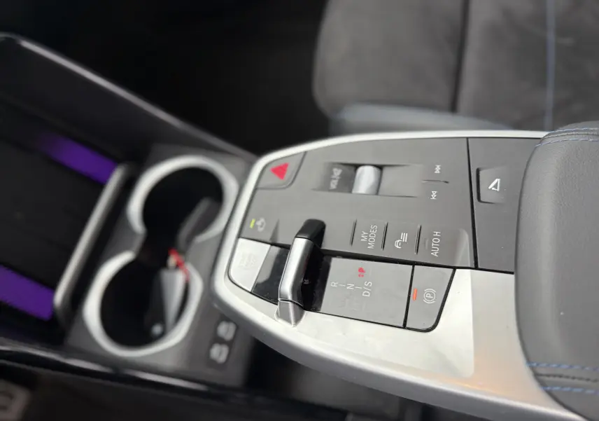 Gros plan sur la console centrale du BMW X1 18D M Sport 2025, mettant en valeur le levier de vitesse et les commandes.