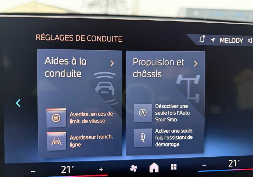 Écran intérieur du système de réglages de conduite BMW X1 18D blanc minéral, affichant aides à la conduite et propulsion.
