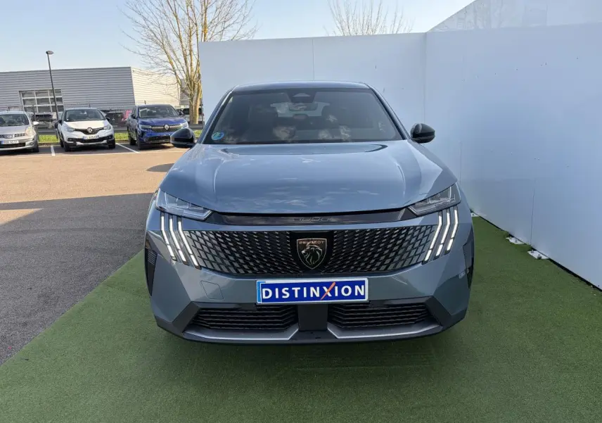 Vue frontale d'un Peugeot 3008 bleu Ingaro 2024 avec calandre noire et feux LED en griffes distinctifs.