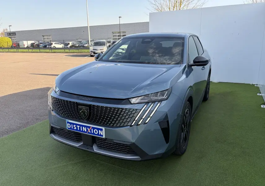 Peugeot 3008 bleu Ingaro vue 3/4 avant droit, calandre noire avec feux LED griffés et jantes alliage noires.