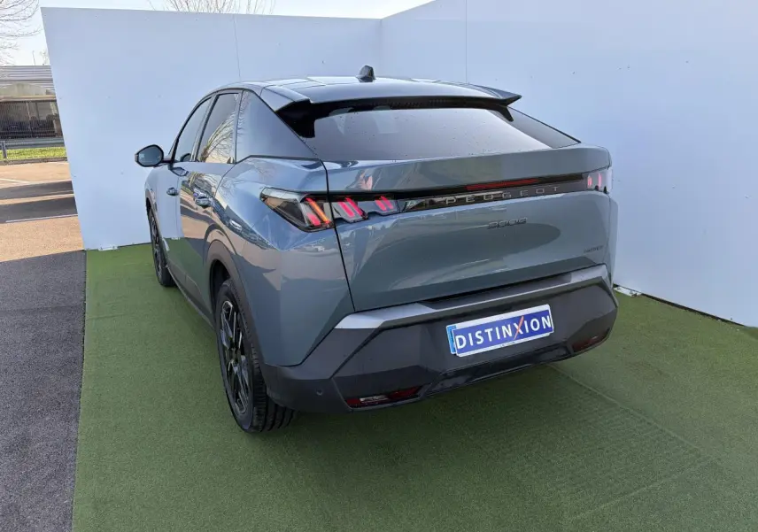 Vue 3/4 arrière droite du Peugeot 3008 bleu Ingaro avec feux arrière à LED en forme de griffes et jantes alliage noires.