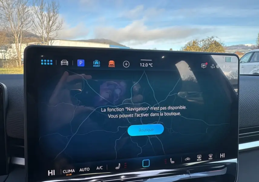 Écran tactile central du Volkswagen T-Roc noir, affichant un message d'activation de navigation, intérieur moderne.