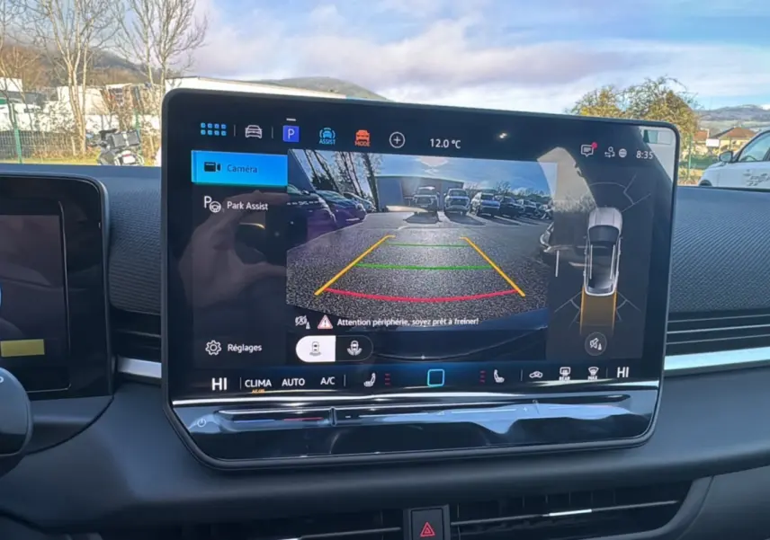 Écran central du Volkswagen T-Roc noir, affichant la caméra de recul et l'assistance au stationnement.