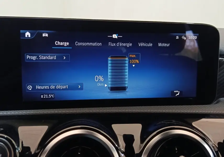Écran tactile central affichant l'état de charge à 0% dans l'habitacle d'une Mercedes GLA 250 e gris foncé.