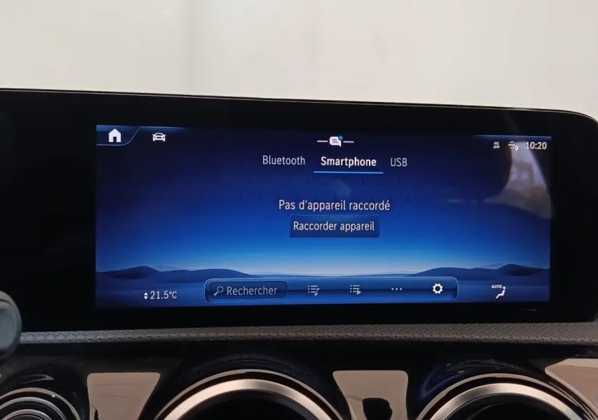 Écran tactile central du tableau de bord du Mercedes GLA 250 e Business Line 2023, affichage smartphone Bluetooth.