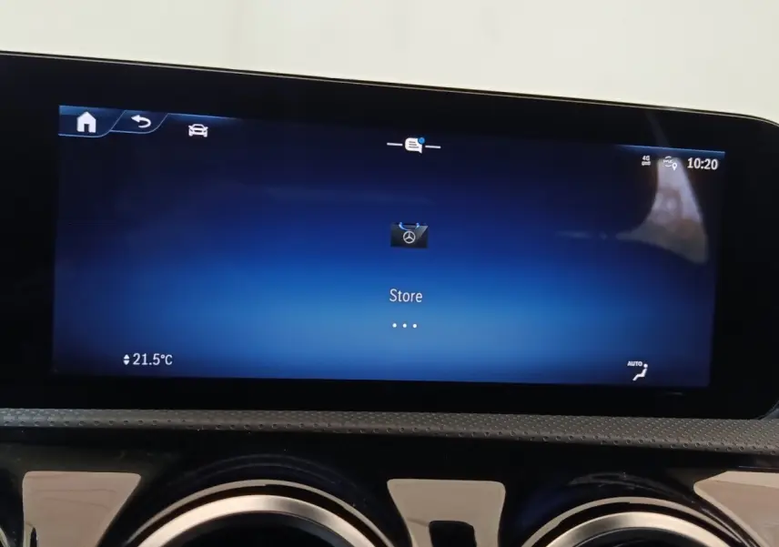 Écran tactile central bleu affichant le menu Store dans l’habitacle d’une Mercedes GLA 250 e gris foncé.