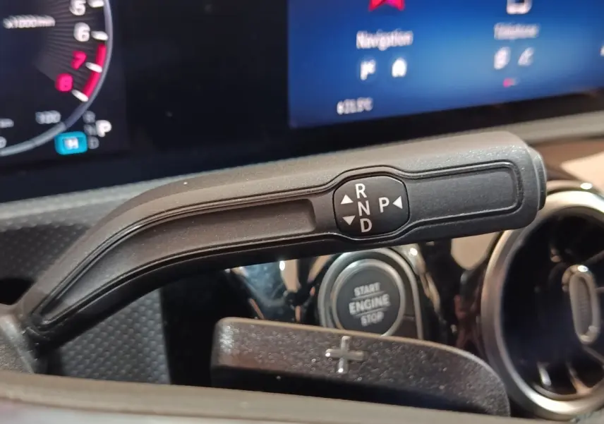 Gros plan sur la commande de boîte automatique et bouton démarrage d’une Mercedes GLA 250 e Business Line gris foncé.