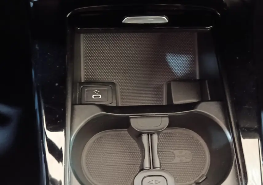 Gros plan sur la console centrale noire du Mercedes GLA 250 e Business Line avec prise USB et espace de rangement.