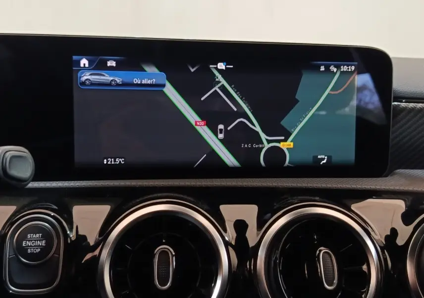 Vue rapprochée du tableau de bord du Mercedes GLA 250 e Business Line 2023 avec écran tactile et bouton démarrage.
