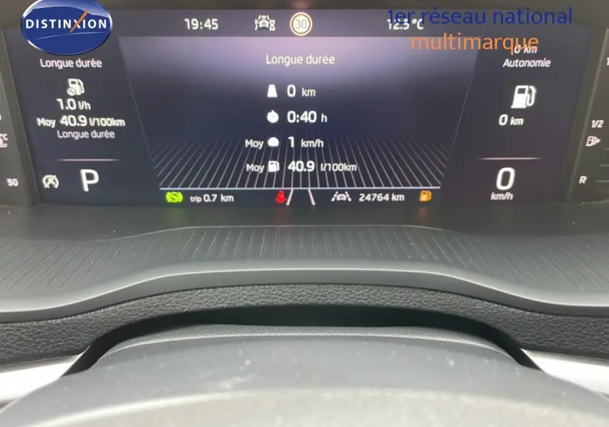 Affichage numérique du tableau de bord du Skoda Karoq 2025, montrant les données de conduite et la vitesse à 0 km/h.