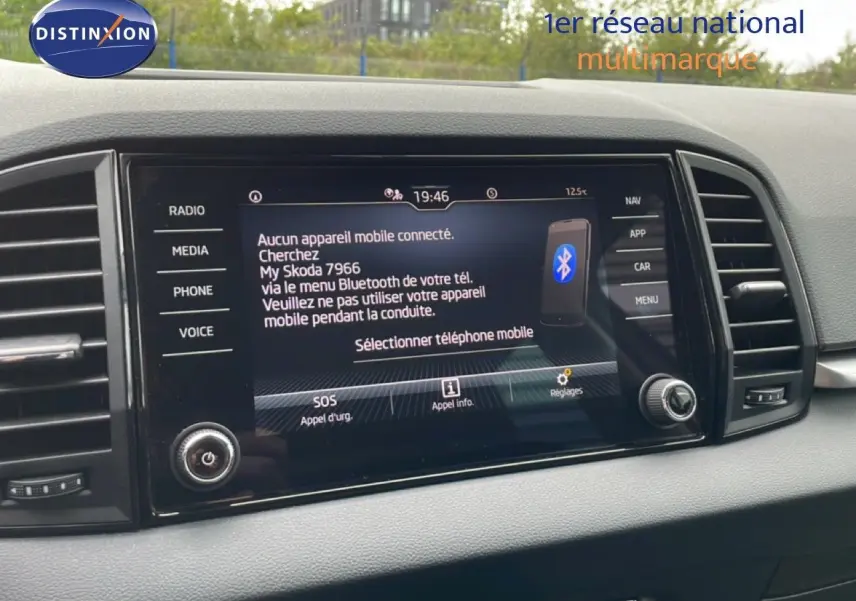 Écran central tactile du Skoda Karoq blanc glacier 2025 affichant le menu Bluetooth, entouré des commandes multimédia.