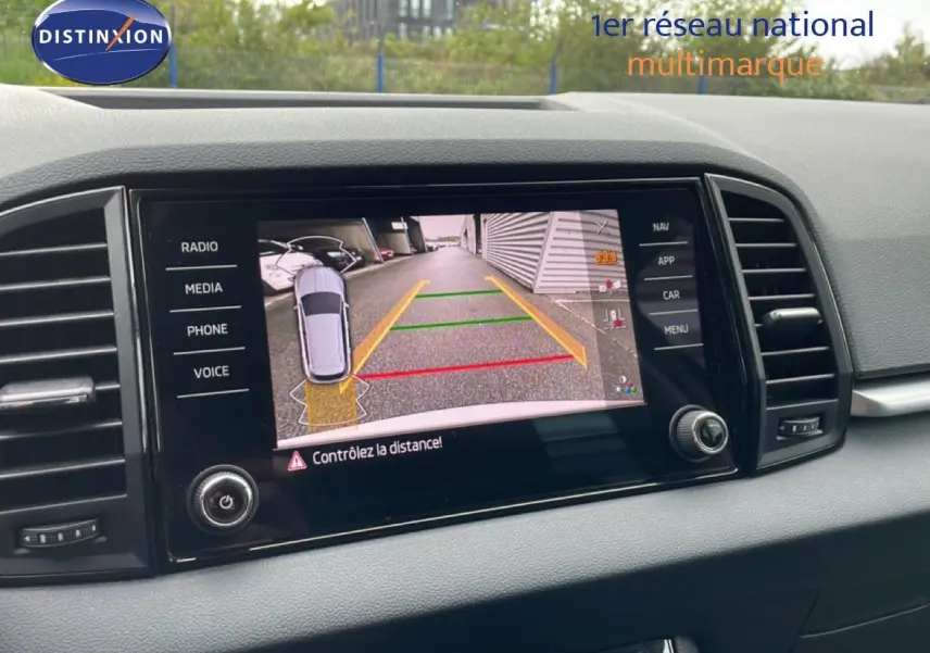 Écran central du Skoda Karoq montrant la caméra de recul avec guidage de trajectoire en couleurs.