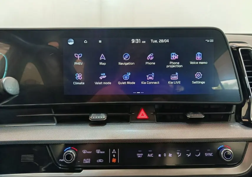 Écran tactile central du tableau de bord du Kia Sportage 2022 affichant les fonctions PHEV et navigation.