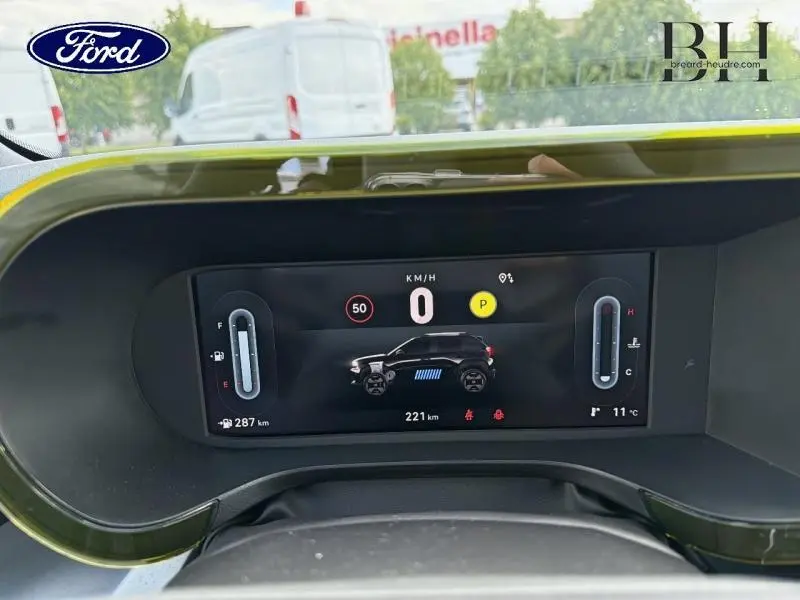 Affichage numérique du tableau de bord montrant une Fiat Grande Panda noire hybride avec autonomie et température extérieure.
